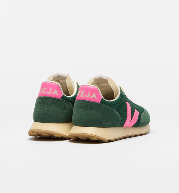 Sneakers Rio Branco Alveomesh Poker Sari från Veja. Franska Veja producerar sneakers som är ekologiska och fair-trade. Alveomesh är ett tekniskt tyg som uteslutande är tillverkat av återvunnen polyester. Det ger skon andningsförmåga, flexibilitet och lätthet.

Om du är mellan storlekar rekommenderar vi att gå upp en storlek.

Färg: Mörkgrön, rosa och varmvit

Yttermaterial:&nbsp;Ovandel: Alveomesh (100 % återvunnen polyester)

Detaljer:&nbsp;Mocka