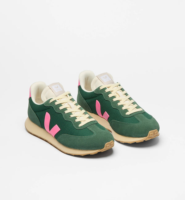 Sneakers Rio Branco Alveomesh Poker Sari från Veja. Franska Veja producerar sneakers som är ekologiska och fair-trade. Alveomesh är ett tekniskt tyg som uteslutande är tillverkat av återvunnen polyester. Det ger skon andningsförmåga, flexibilitet och lätthet.

Om du är mellan storlekar rekommenderar vi att gå upp en storlek.

Färg: Mörkgrön, rosa och varmvit

Yttermaterial:&nbsp;Ovandel: Alveomesh (100 % återvunnen polyester)

Detaljer:&nbsp;Mocka