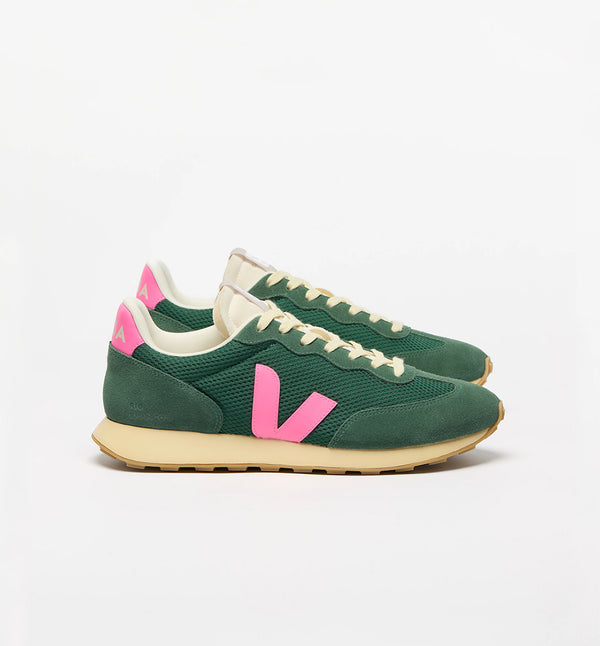 Sneakers Rio Branco Alveomesh Poker Sari från Veja. Franska Veja producerar sneakers som är ekologiska och fair-trade. Alveomesh är ett tekniskt tyg som uteslutande är tillverkat av återvunnen polyester. Det ger skon andningsförmåga, flexibilitet och lätthet.

Om du är mellan storlekar rekommenderar vi att gå upp en storlek.

Färg: Mörkgrön, rosa och varmvit

Yttermaterial:&nbsp;Ovandel: Alveomesh (100 % återvunnen polyester)

Detaljer:&nbsp;Mocka