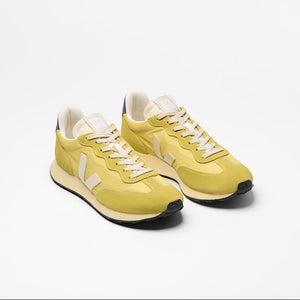 Sneakers Rio Branco Liquor Pierre Purple från Veja. Franska Veja producerar sneakers som är ekologiska och fair-trade. Alveomesh är ett tekniskt tyg som uteslutande är tillverkat av återvunnen polyester. Det ger skon andningsförmåga, flexibilitet och lätthet.

Om du är mellan storlekar rekommenderar vi att gå upp en storlek.

Färg: Likörgul med lila detaljer

Yttermaterial: Ovandel: Nolyn (54 % polyester och 46 % återvunnen polyester)

Detaljer: Läder och mocka