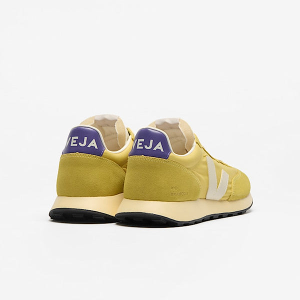 Sneakers Rio Branco Liquor Pierre Purple från Veja. Franska Veja producerar sneakers som är ekologiska och fair-trade. Alveomesh är ett tekniskt tyg som uteslutande är tillverkat av återvunnen polyester. Det ger skon andningsförmåga, flexibilitet och lätthet.

Om du är mellan storlekar rekommenderar vi att gå upp en storlek.

Färg: Likörgul med lila detaljer

Yttermaterial: Ovandel: Nolyn (54 % polyester och 46 % återvunnen polyester)

Detaljer: Läder och mocka
