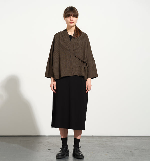 Lieblings fina kimono Margot i rak modell med omlottknyt. Lite längre bak än fram. Margot Myller är sydd i ett fint ulltyg. Tyget är ett deadstocktyg.

Färg: Svart med ljusbruna prickar

Material: 100% ull
Designad i Malmö, 
Sverige och tillverkad i Litauen