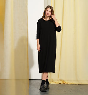 Den svarta oumbärliga! Vår egen trikåklänning Rita i ekologisk viskosjersey. Passar utmärkt att bära som den är eller under våra klänningar, skjortor och kimonos. Rak modell med smal trekvartsärm. Härlig tyngd i tyget. Helt enkelt klänningen du vill ha till allt!&nbsp;

Färg: Svart

Material: 90% ekologisk viskos, 10% elastan. Stickat i Litauen.

Skötselråd: 30° fintvätt. Använd gärna ett skonsamt, flytande tvättmedel.

Tillverkad i:&nbsp;Litauen
Designad i:&nbsp;Malmö