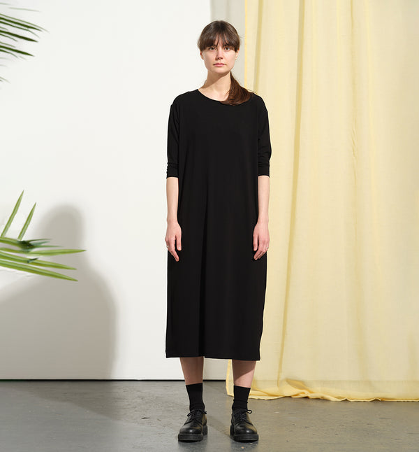 Den svarta oumbärliga! Vår egen trikåklänning Rita i ekologisk viskosjersey. Passar utmärkt att bära som den är eller under våra klänningar, skjortor och kimonos. Rak modell med smal trekvartsärm. Härlig tyngd i tyget. Helt enkelt klänningen du vill ha till allt!&nbsp;

Färg: Svart

Material: 90% ekologisk viskos, 10% elastan. Stickat i Litauen.

Skötselråd: 30° fintvätt. Använd gärna ett skonsamt, flytande tvättmedel.

Tillverkad i:&nbsp;Litauen
Designad i:&nbsp;Malmö