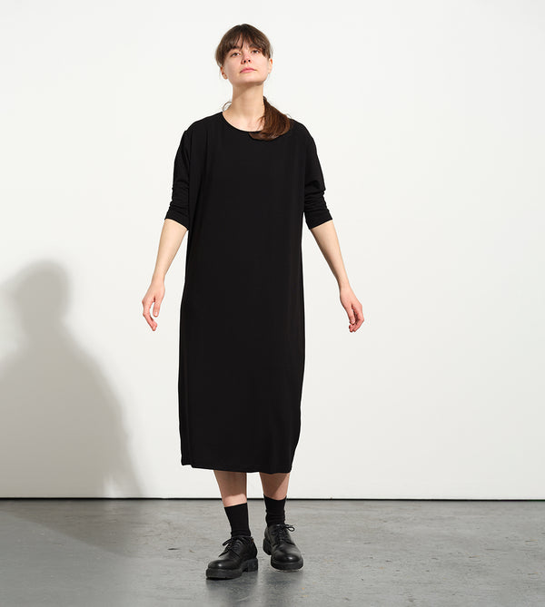 Den svarta oumbärliga! Vår egen trikåklänning Rita i ekologisk viskosjersey. Passar utmärkt att bära som den är eller under våra klänningar, skjortor och kimonos. Rak modell med smal trekvartsärm. Härlig tyngd i tyget. Helt enkelt klänningen du vill ha till allt!&nbsp;

Färg: Svart

Material: 90% ekologisk viskos, 10% elastan. Stickat i Litauen.

Skötselråd: 30° fintvätt. Använd gärna ett skonsamt, flytande tvättmedel.

Tillverkad i:&nbsp;Litauen
Designad i:&nbsp;Malmö