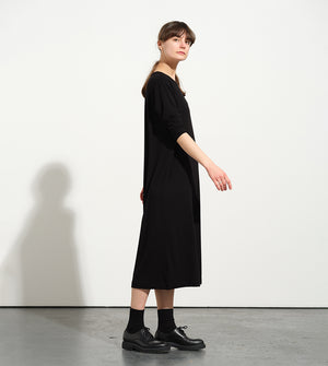 Den svarta oumbärliga! Vår egen trikåklänning Rita i ekologisk viskosjersey. Passar utmärkt att bära som den är eller under våra klänningar, skjortor och kimonos. Rak modell med smal trekvartsärm. Härlig tyngd i tyget. Helt enkelt klänningen du vill ha till allt!&nbsp;

Färg: Svart

Material: 90% ekologisk viskos, 10% elastan. Stickat i Litauen.

Skötselråd: 30° fintvätt. Använd gärna ett skonsamt, flytande tvättmedel.

Tillverkad i:&nbsp;Litauen
Designad i:&nbsp;Malmö