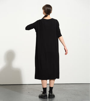 Den svarta oumbärliga! Vår egen trikåklänning Rita i ekologisk viskosjersey. Passar utmärkt att bära som den är eller under våra klänningar, skjortor och kimonos. Rak modell med smal trekvartsärm. Härlig tyngd i tyget. Helt enkelt klänningen du vill ha till allt!&nbsp;

Färg: Svart

Material: 90% ekologisk viskos, 10% elastan. Stickat i Litauen.

Skötselråd: 30° fintvätt. Använd gärna ett skonsamt, flytande tvättmedel.

Tillverkad i:&nbsp;Litauen
Designad i:&nbsp;Malmö