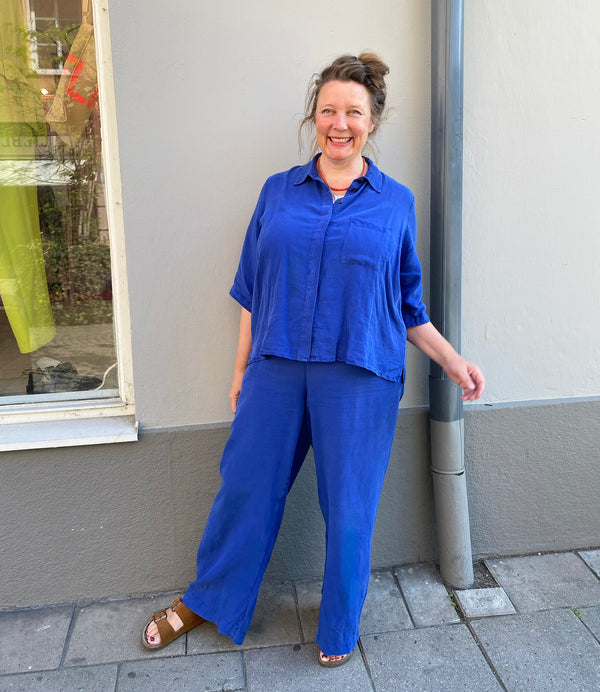 Tilde skjorta från danska Muse Wear. Avslappnad och oversized skjorta med korta, upprullade ärmar.&nbsp;Designad i danska Thy.&nbsp;

Färg: Royal blå

Material: 70% Tencel, 30% Linen. Detta tyg är tillverkat i Portugal.

Skötselråd: 30 grader fintvätt

Tillverkad i: Portugal&nbsp;