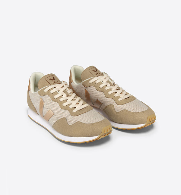 Veganska sneakers SDU J-mesh från märket Veja. J-Mesh är tillverkad av 33 % jute och 67 % bomull. J-Mesh är ett motståndskraftigt tyg som erbjuder antistatiska, termoreglerande och andningsegenskaper.  Om du är mellan storlekar rekommenderar vi att du väljer den större.  Färg: Naturvit, platina