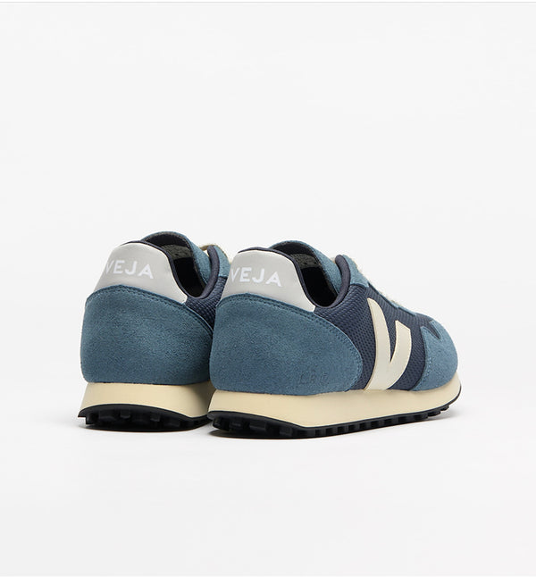 Veganska sneakers SDU Alveomesh från märket Veja. Om du är mellan storlekar rekommenderar vi att du väljer den större.

Färg: Mörkblå, blå

Övre: Alveomesh (100% återvunnen polyester)