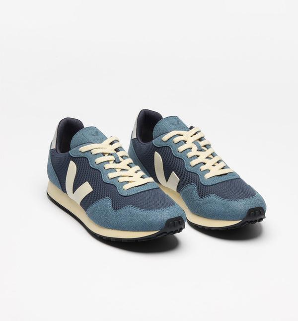 Veganska sneakers SDU Alveomesh från märket Veja. Om du är mellan storlekar rekommenderar vi att du väljer den större.

Färg: Mörkblå, blå

Övre: Alveomesh (100% återvunnen polyester)