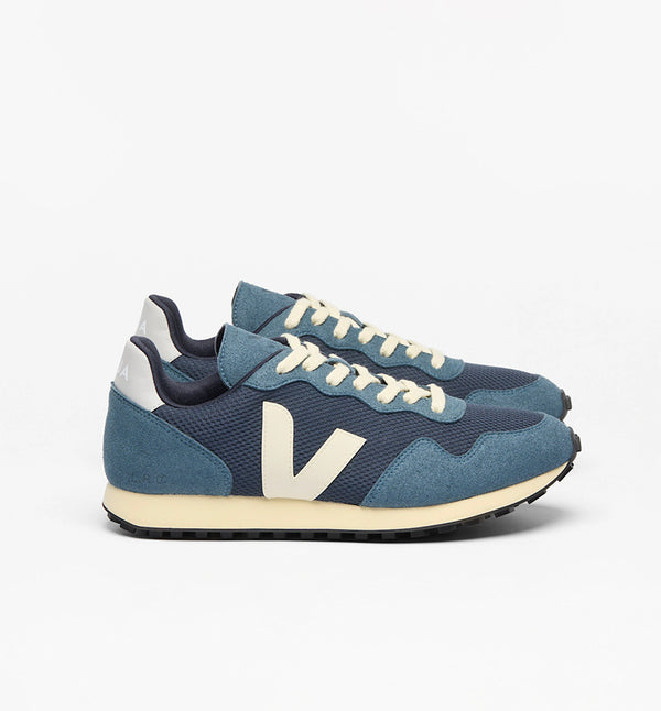 Veganska sneakers SDU Alveomesh från märket Veja. Om du är mellan storlekar rekommenderar vi att du väljer den större.

Färg: Mörkblå, blå

Övre: Alveomesh (100% återvunnen polyester)