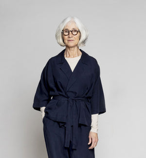 Kimono från danska Muse Wear är en avslappnad kimonoinspirerad jacka med 3/4-ärmar och avtagbart bälte. Sydd i en lyxig Tencel- och linneblandning. Designad i danska Thy.&nbsp;

Färg: Mörkblå

Material: 70% Tencel,&nbsp;30% linne.&nbsp;Detta tyg är tillverkat i Portugal.

Skötselråd: 30 grader fintvätt

Tillverkad i: Portugal&nbsp;