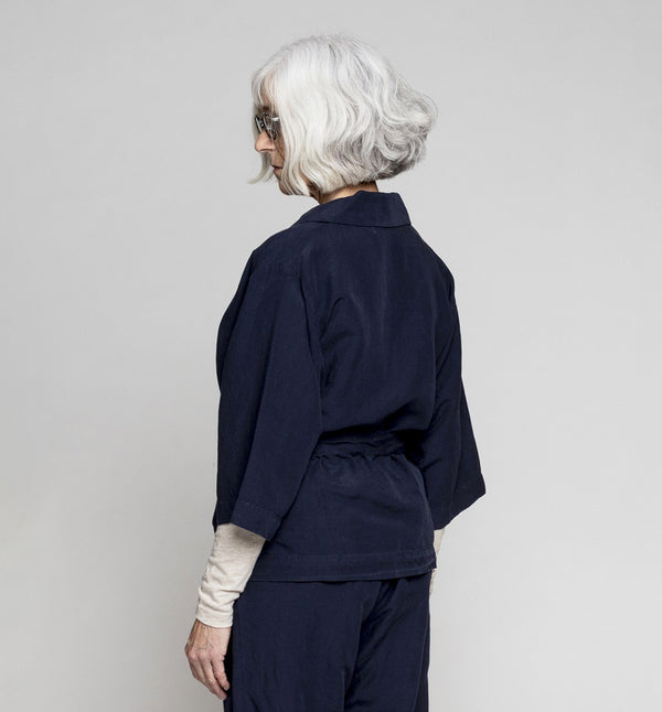 Kimono från danska Muse Wear är en avslappnad kimonoinspirerad jacka med 3/4-ärmar och avtagbart bälte. Sydd i en lyxig Tencel- och linneblandning. Designad i danska Thy.&nbsp;

Färg: Mörkblå

Material: 70% Tencel,&nbsp;30% linne.&nbsp;Detta tyg är tillverkat i Portugal.

Skötselråd: 30 grader fintvätt

Tillverkad i: Portugal&nbsp;