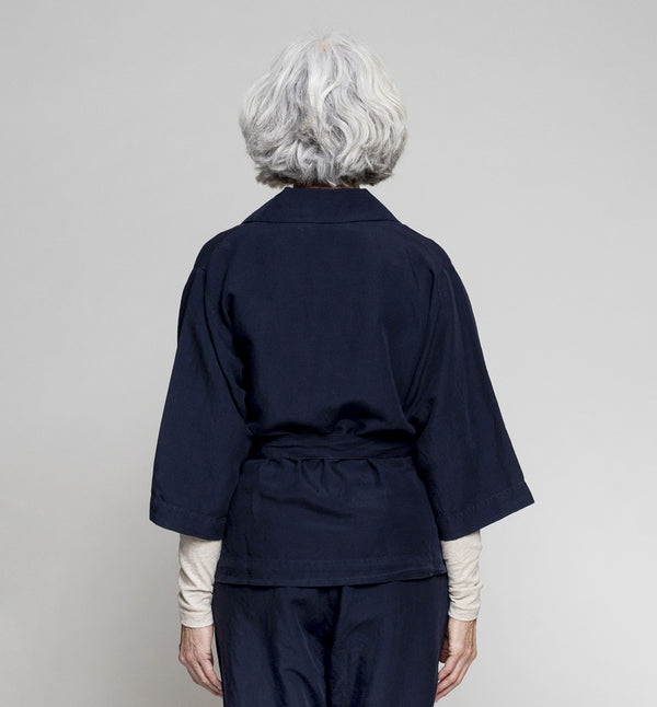 Kimono från danska Muse Wear är en avslappnad kimonoinspirerad jacka med 3/4-ärmar och avtagbart bälte. Sydd i en lyxig Tencel- och linneblandning. Designad i danska Thy.&nbsp;

Färg: Mörkblå

Material: 70% Tencel,&nbsp;30% linne.&nbsp;Detta tyg är tillverkat i Portugal.

Skötselråd: 30 grader fintvätt

Tillverkad i: Portugal&nbsp;