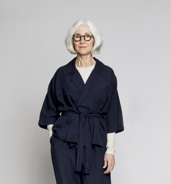 Kimono från danska Muse Wear är en avslappnad kimonoinspirerad jacka med 3/4-ärmar och avtagbart bälte. Sydd i en lyxig Tencel- och linneblandning. Designad i danska Thy.&nbsp;

Färg: Mörkblå

Material: 70% Tencel,&nbsp;30% linne.&nbsp;Detta tyg är tillverkat i Portugal.

Skötselråd: 30 grader fintvätt

Tillverkad i: Portugal&nbsp;