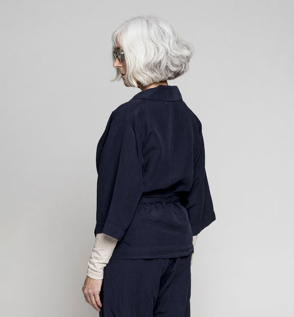 Kimono från danska Muse Wear är en avslappnad kimonoinspirerad jacka med 3/4-ärmar och avtagbart bälte. Sydd i en lyxig Tencel- och linneblandning. Designad i danska Thy.&nbsp;

Färg: Mörkblå

Material: 70% Tencel,&nbsp;30% linne.&nbsp;Detta tyg är tillverkat i Portugal.

Skötselråd: 30 grader fintvätt

Tillverkad i: Portugal&nbsp;