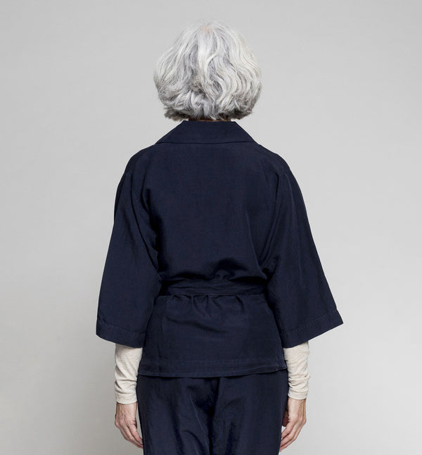 Kimono från danska Muse Wear är en avslappnad kimonoinspirerad jacka med 3/4-ärmar och avtagbart bälte. Sydd i en lyxig Tencel- och linneblandning. Designad i danska Thy.&nbsp;

Färg: Mörkblå

Material: 70% Tencel,&nbsp;30% linne.&nbsp;Detta tyg är tillverkat i Portugal.

Skötselråd: 30 grader fintvätt

Tillverkad i: Portugal&nbsp;