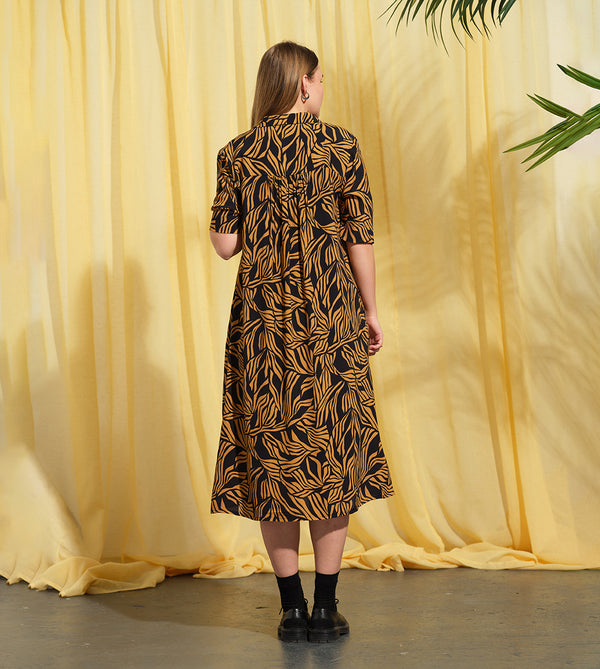 Lieblings  klänning Sally i tyget Cannes. Sally är en A-linjeformad klänning med krage, knappslå, ok med små veck i ryggen och fickor i sidorna. Band att knyta i midjan.&nbsp;

Färg: Ockragula palmblad på svart botten

Material: 51% EcoVero, 49% viskos från Frankrike. Tillverkad i:&nbsp;Litauen
Designad i:&nbsp;Malmö

Upplaga: 65 st