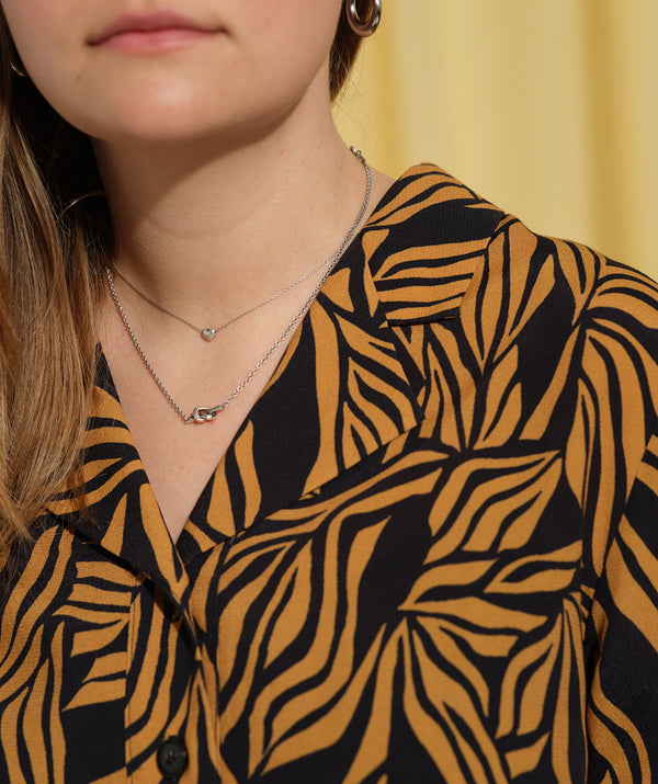 Lieblings  klänning Sally i tyget Cannes. Sally är en A-linjeformad klänning med krage, knappslå, ok med små veck i ryggen och fickor i sidorna. Band att knyta i midjan.&nbsp;

Färg: Ockragula palmblad på svart botten

Material: 51% EcoVero, 49% viskos från Frankrike. Tillverkad i:&nbsp;Litauen
Designad i:&nbsp;Malmö

Upplaga: 65 st