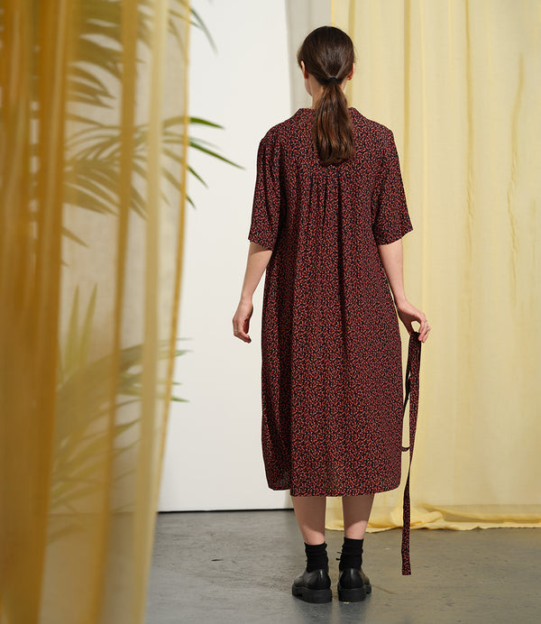 Liebling klänning Sally i tyget Rio. Sally är en A-linjeformad klänning med krage, knappslå, ok med små veck i ryggen och fickor i sidorna. Band att knyta i midjan.&nbsp;

Färg: Små röda blommor på svart botten

Material: 51% EcoVero, 49% viskos från Frankrike. 
Tillverkad i:&nbsp;Litauen
Designad i:&nbsp;Malmö