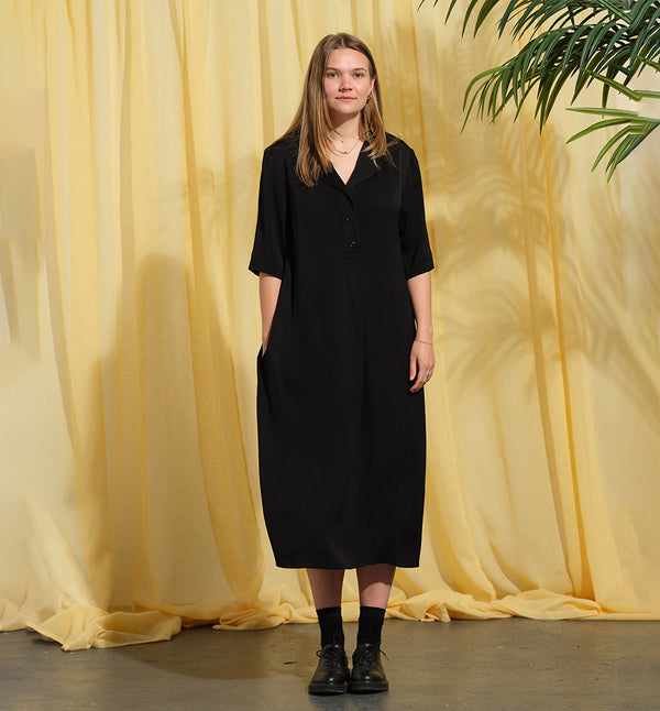 Liebling klänning Sally i tyget Zodiak. Sally är en A-linjeformad klänning med krage, knappslå, ok med små veck i ryggen och fickor i sidorna. Band att knyta i midjan. Tyget har en fin struktur som adderar det lilla extra!

Färg: Svart

Material: 100% viskos från Bulgarien.