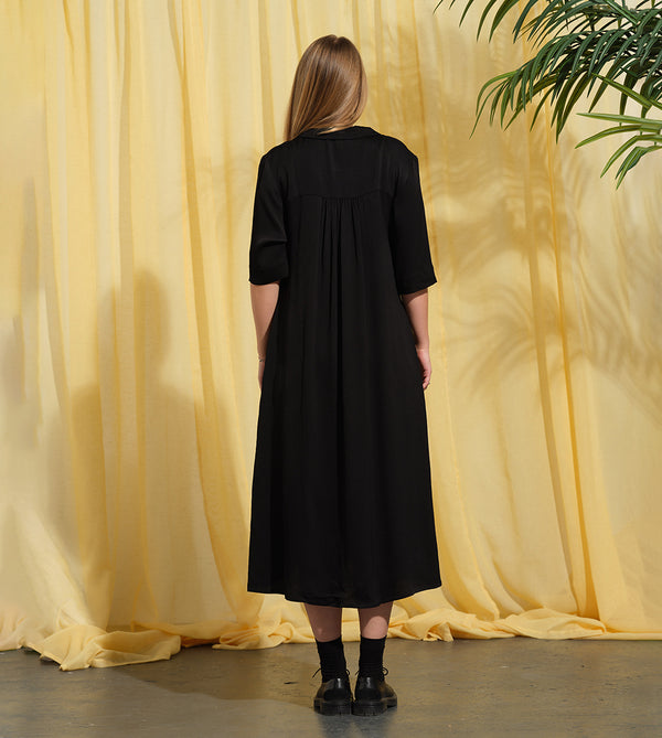 Liebling klänning Sally i tyget Zodiak. Sally är en A-linjeformad klänning med krage, knappslå, ok med små veck i ryggen och fickor i sidorna. Band att knyta i midjan. Tyget har en fin struktur som adderar det lilla extra!

Färg: Svart

Material: 100% viskos från Bulgarien.