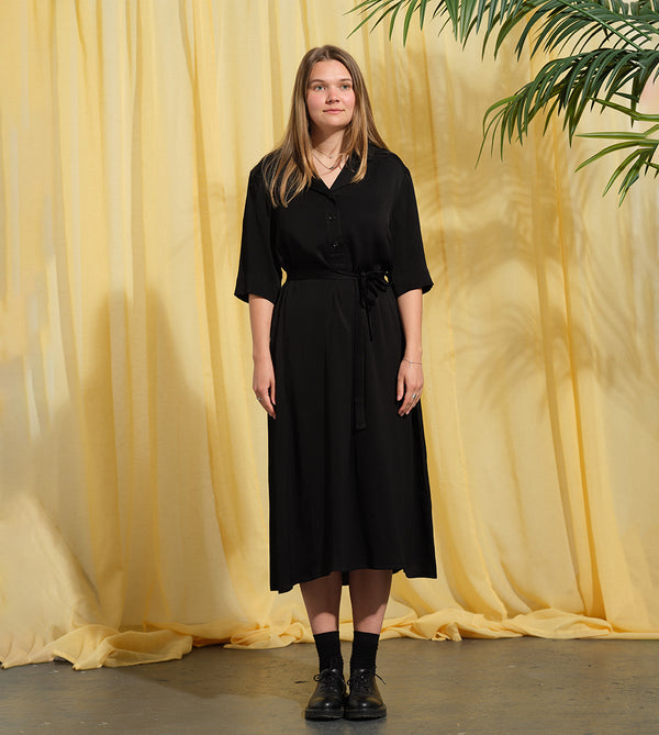 Liebling klänning Sally i tyget Zodiak. Sally är en A-linjeformad klänning med krage, knappslå, ok med små veck i ryggen och fickor i sidorna. Band att knyta i midjan. Tyget har en fin struktur som adderar det lilla extra!

Färg: Svart

Material: 100% viskos från Bulgarien.