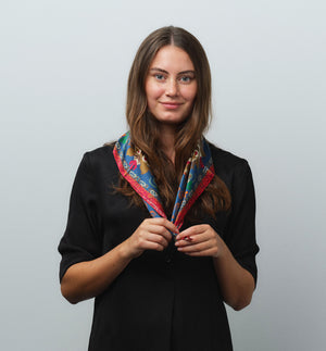 Fyrkantig sidenscarf från mp Denmark med vackert mönster. Scarfen är gjord av 100% mjukt siden och mäter 68x68cm. Designad för att användas på många olika sätt - lindad en eller två gånger runt halsen, bärs runt midjan, runt huvudet, eller som en håraccessoar.

Färg: Blå, röd, grön

Mått: 68x68 cm

Material: 100% Silke

Tillverkad i: Kina

Tvätt: Endast handtvätt.