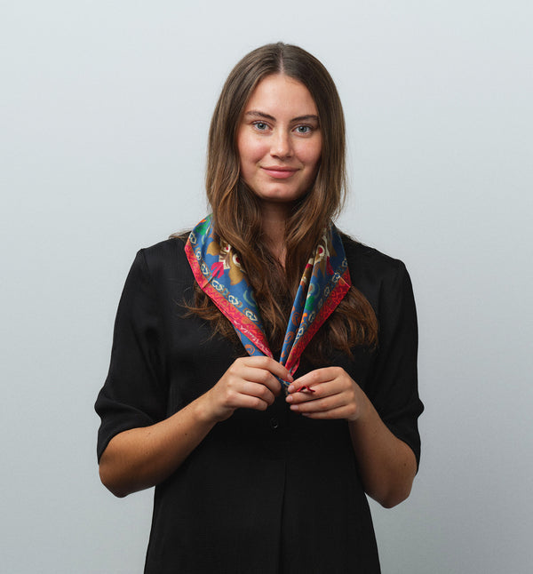 Fyrkantig sidenscarf från mp Denmark med vackert mönster. Scarfen är gjord av 100% mjukt siden och mäter 68x68cm. Designad för att användas på många olika sätt - lindad en eller två gånger runt halsen, bärs runt midjan, runt huvudet, eller som en håraccessoar.

Färg: Blå, röd, grön

Mått: 68x68 cm

Material: 100% Silke

Tillverkad i: Kina

Tvätt: Endast handtvätt.