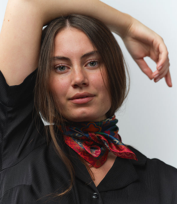 Fyrkantig sidenscarf från mp Denmark med vackert mönster. Scarfen är gjord av 100% mjukt siden och mäter 68x68cm. Designad för att användas på många olika sätt - lindad en eller två gånger runt halsen, bärs runt midjan, runt huvudet, eller som en håraccessoar.

Färg: Blå, röd, grön

Mått: 68x68 cm

Material: 100% Silke

Tillverkad i: Kina

Tvätt: Endast handtvätt.