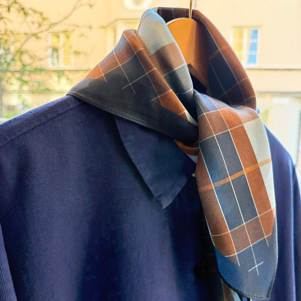 Fyrkantig sidenscarf från mp Denmark. Scarfen är gjord av 100% mjukt siden och är 68x68cm. Designad för att användas på många olika sätt, lindad en eller två gånger runt halsen, bärs runt midjan, runt huvudet, eller som en håraccessoar.

Färg: Blå,brun

Mått: 68x68 cm

Material: 100% Silke
