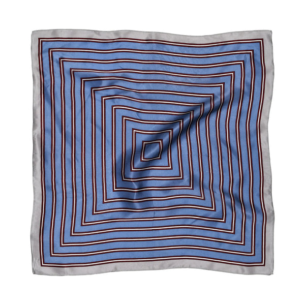 Fyrkantig sidenscarf från SneakyFox. Scarfen är gjord av 100% mjukt siden och är 68x68cm. Designad för att användas på många olika sätt - lindad en eller två gånger runt halsen, bärs runt midjan, runt huvudet, eller som en håraccessoar.

Färg: Blå, vinröd, ljusgrå, vit

Mått: 68x68 cm

Material: 100% Silke

Tillverkad i: Kina

Tvätt: Endast handtvätt.