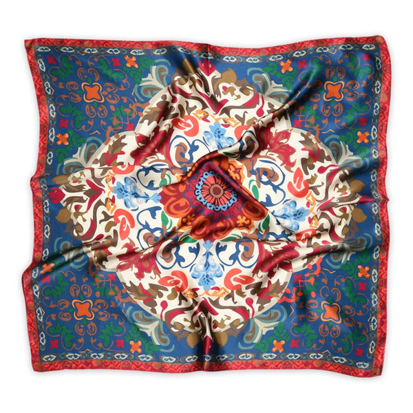 Fyrkantig sidenscarf från mp Denmark med vackert mönster. Scarfen är gjord av 100% mjukt siden och mäter 68x68cm. Designad för att användas på många olika sätt - lindad en eller två gånger runt halsen, bärs runt midjan, runt huvudet, eller som en håraccessoar.

Färg: Blå, röd, grön

Mått: 68x68 cm

Material: 100% Silke

Tillverkad i: Kina

Tvätt: Endast handtvätt.