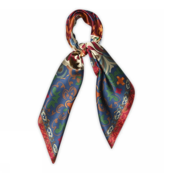 Fyrkantig sidenscarf från mp Denmark med vackert mönster. Scarfen är gjord av 100% mjukt siden och mäter 68x68cm. Designad för att användas på många olika sätt - lindad en eller två gånger runt halsen, bärs runt midjan, runt huvudet, eller som en håraccessoar.

Färg: Blå, röd, grön

Mått: 68x68 cm

Material: 100% Silke

Tillverkad i: Kina

Tvätt: Endast handtvätt.