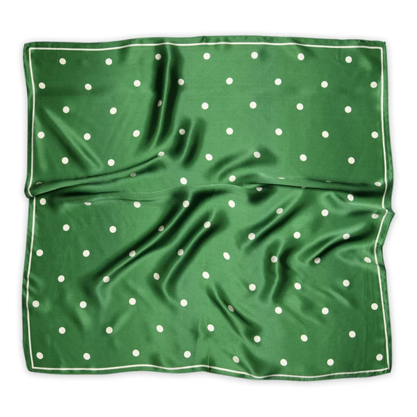 Fyrkantig sidenscarf från mp Denmark. Scarfen är gjord av 100% mjukt siden och är 68x68cm. Designad för att användas på många olika sätt, lindad en eller två gånger runt halsen, bärs runt midjan, runt huvudet, eller som en håraccessoar.

Färg: Grön med vita prickar

Mått: 68x68 cm
