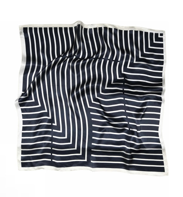 Fyrkantig sidenscarf från SneakyFox. Scarfen är gjord av 100% mjukt siden och mäter 68x68cm. Designad för att användas på många olika sätt - lindad en eller två gånger runt halsen, bärs runt midjan, runt huvudet, eller som en håraccessoar.

Färg: Mörkblå, vit

Mått: 68x68 cm
Material: 100% Silke
Tvätt: Endast handtvätt.