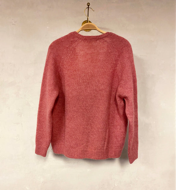 V-ringad stickad tröja Lavender från Sibin Linnebjerg i mjuk ullblandning.&nbsp;

Färg: Varmrosa

Material: 50% alpacka, 30% polyamid, 20% ull.&nbsp;Certifierad mulesingfri ull. Garnet kommer från Italien.

Tillverkad i: Serbien

Tvätt:&nbsp;30 grader fintvätt