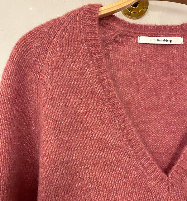 V-ringad stickad tröja Lavender från Sibin Linnebjerg i mjuk ullblandning.&nbsp;

Färg: Varmrosa

Material: 50% alpacka, 30% polyamid, 20% ull.&nbsp;Certifierad mulesingfri ull. Garnet kommer från Italien.

Tillverkad i: Serbien

Tvätt:&nbsp;30 grader fintvätt