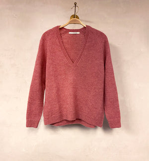 V-ringad stickad tröja Lavender från Sibin Linnebjerg i mjuk ullblandning.&nbsp;

Färg: Varmrosa

Material: 50% alpacka, 30% polyamid, 20% ull.&nbsp;Certifierad mulesingfri ull. Garnet kommer från Italien.

Tillverkad i: Serbien

Tvätt:&nbsp;30 grader fintvätt