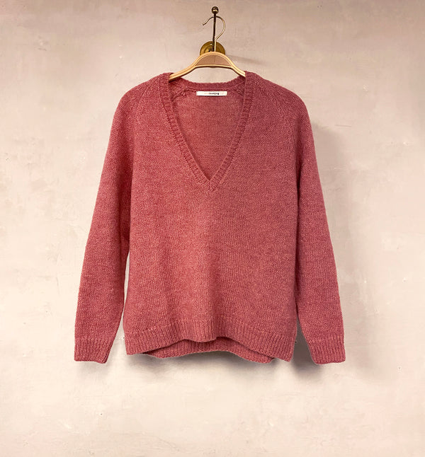 V-ringad stickad tröja Lavender från Sibin Linnebjerg i mjuk ullblandning.&nbsp;

Färg: Varmrosa

Material: 50% alpacka, 30% polyamid, 20% ull.&nbsp;Certifierad mulesingfri ull. Garnet kommer från Italien.

Tillverkad i: Serbien

Tvätt:&nbsp;30 grader fintvätt