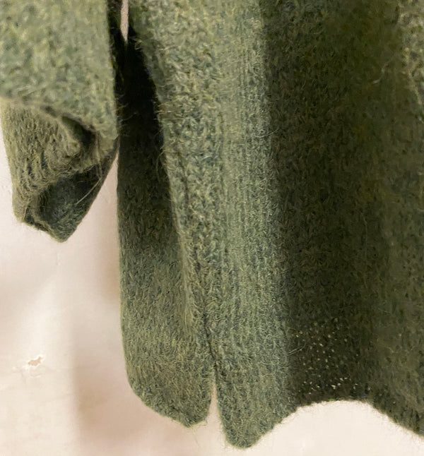 Tröja Robin från Sibin Linnebjerg är en stickad tröja med boxig passform och raglanärmar. Robin har en liten slits i sidan och 7/8-dels ärm.   Färg: Grön  Material: 50% Alpacka, 50% Polyamid  Tillverkad i: Europa