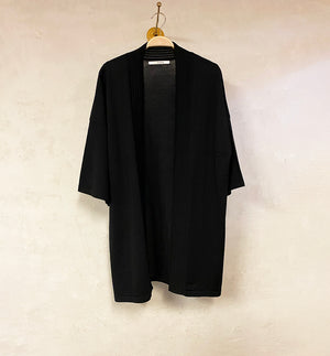 Kimonokofta Tokyo i 100% merinoull från Sibin Linnebjerg.  Färg: Svart Material: 100% Merinoull