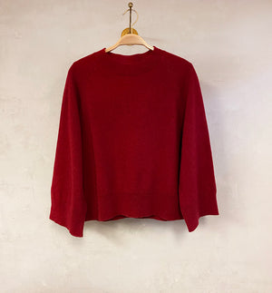 Stickad tröja Vigga från Sibin Linnebjerg. Vigga är boxig i modellen, raglanärm, rundad hals och 3/4 ärm.&nbsp;&nbsp;  Färg: Varm röd  Material: 80% ull, 20% återvunnen polyester  Tillverkad i: Europa
