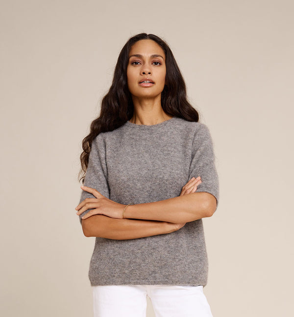 Kortärmad tröja Massa från Sibin Linnebjerg i mjuk ullblandning.&nbsp;

Färg: Mörkt grå melerad

Material: 48% baby alpacka, 20% ull, 30% polyamide (varav 20% är återvunnen), 2 % elastan. Certifierad mulesingfri ull. Garnet kommer från Italien.

Tillverkad i: Serbien

Tvätt:&nbsp;30 grader fintvätt