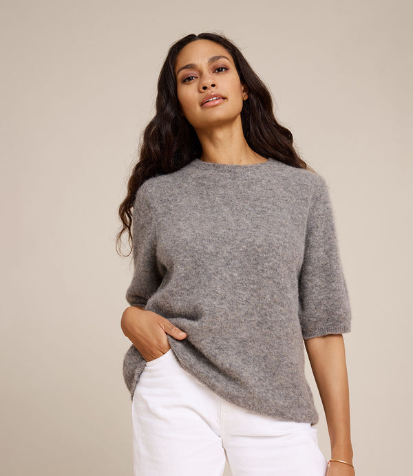 Kortärmad tröja Massa från Sibin Linnebjerg i mjuk ullblandning.&nbsp;

Färg: Mörkt grå melerad

Material: 48% baby alpacka, 20% ull, 30% polyamide (varav 20% är återvunnen), 2 % elastan. Certifierad mulesingfri ull. Garnet kommer från Italien.

Tillverkad i: Serbien

Tvätt:&nbsp;30 grader fintvätt