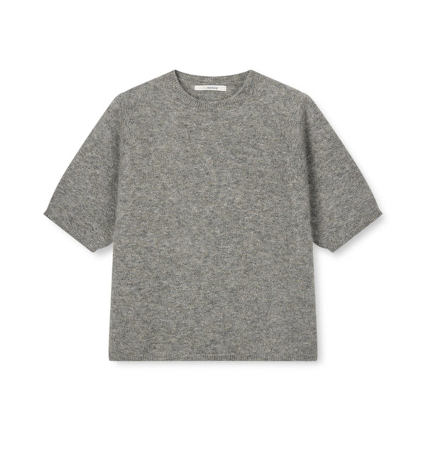 Kortärmad tröja Massa från Sibin Linnebjerg i mjuk ullblandning.&nbsp;

Färg: Mörkt grå melerad

Material: 48% baby alpacka, 20% ull, 30% polyamide (varav 20% är återvunnen), 2 % elastan. Certifierad mulesingfri ull. Garnet kommer från Italien.

Tillverkad i: Serbien

Tvätt:&nbsp;30 grader fintvätt