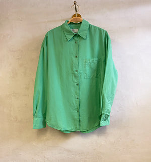 Oversized skjorta&nbsp;från Colorful standard i ekologisk bomull. Förtvättad.

Färg: Ljusgrön

Material:&nbsp;100 % ekologisk bomull

Certifierad med:&nbsp; Miljövänlig färg - Oeko-Tex®, PETA Approved Vegan

Tillverkad i: Portugal