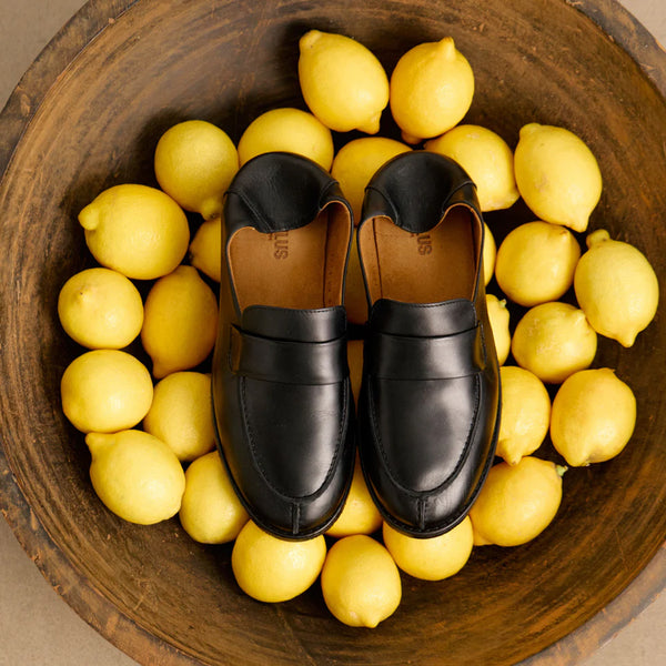 Supermjuka, enkla loafers med sömmar vid tån. Skon har rund tå, mjuk klack och tåhätta, vadderad innersula och foder i kromfri mocka, samt en lätt, mjuk och flexibel svart gummisula med ANGULUS-logotyp. Kan också användas som tofflor:) Tillverkad i naturligt och andningsbart läder. Designad i Danmark och handgjord i Portugal.



Färg:&nbsp;Svart

Material:&nbsp;Läder, läderfoder

Sula: Tunit / crepe-gummi

Passform: Normal

Tillverkad i: Portugal