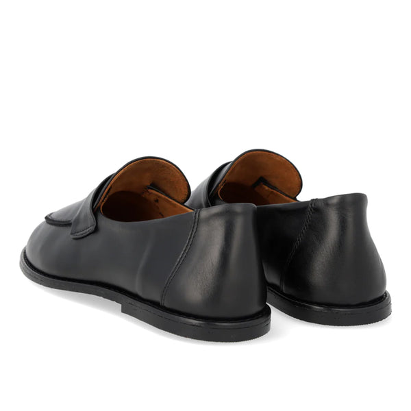 Supermjuka, enkla loafers med sömmar vid tån. Skon har rund tå, mjuk klack och tåhätta, vadderad innersula och foder i kromfri mocka, samt en lätt, mjuk och flexibel svart gummisula med ANGULUS-logotyp. Kan också användas som tofflor:) Tillverkad i naturligt och andningsbart läder. Designad i Danmark och handgjord i Portugal.



Färg:&nbsp;Svart

Material:&nbsp;Läder, läderfoder

Sula: Tunit / crepe-gummi

Passform: Normal

Tillverkad i: Portugal